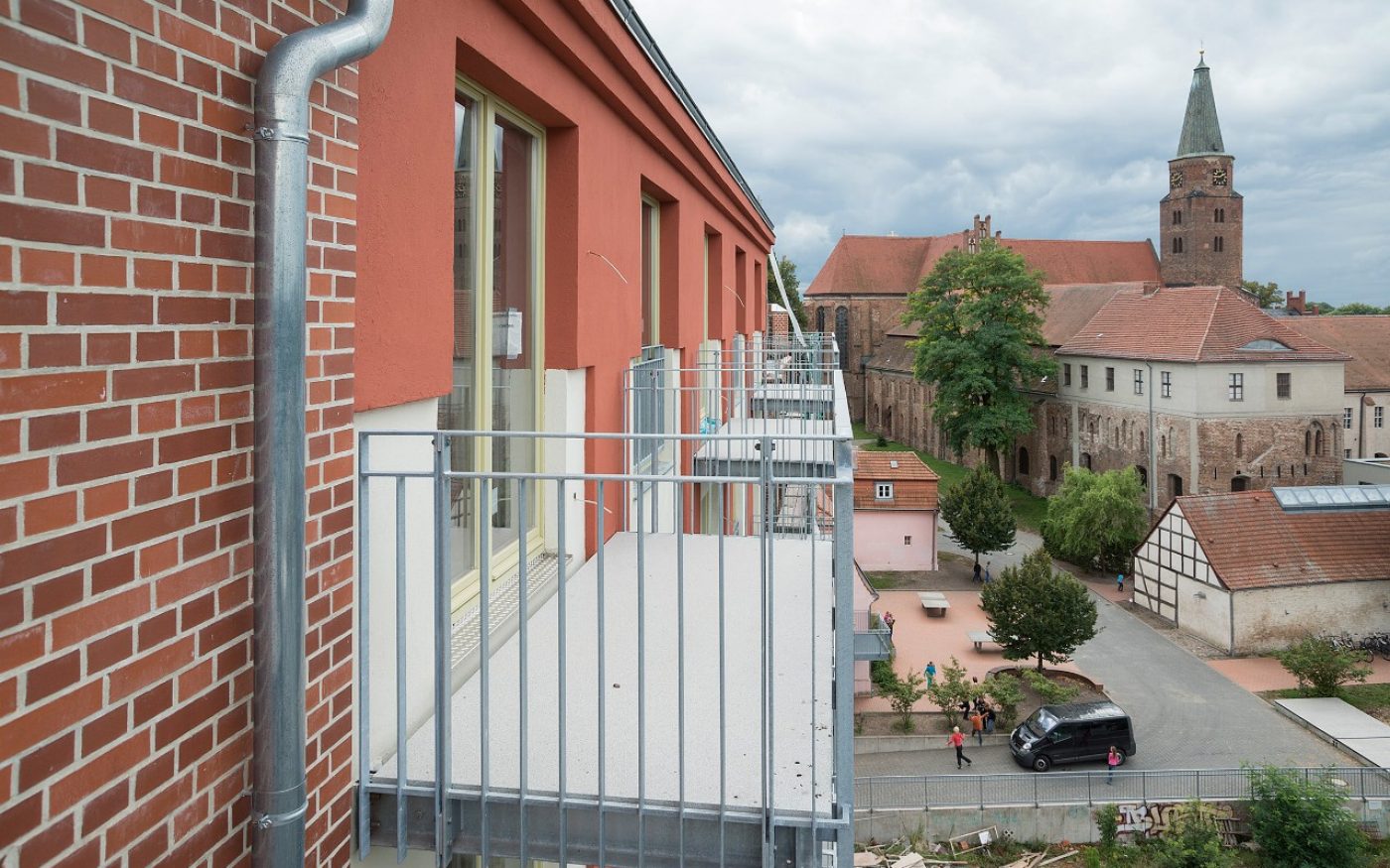 Poroton Plan-T12-36,5, T8-24,0-MW, Schallschutzziegel MZ, Ziegeldecke Filigran, Terca Schleswig rubinrot, Heide rot nuanciert