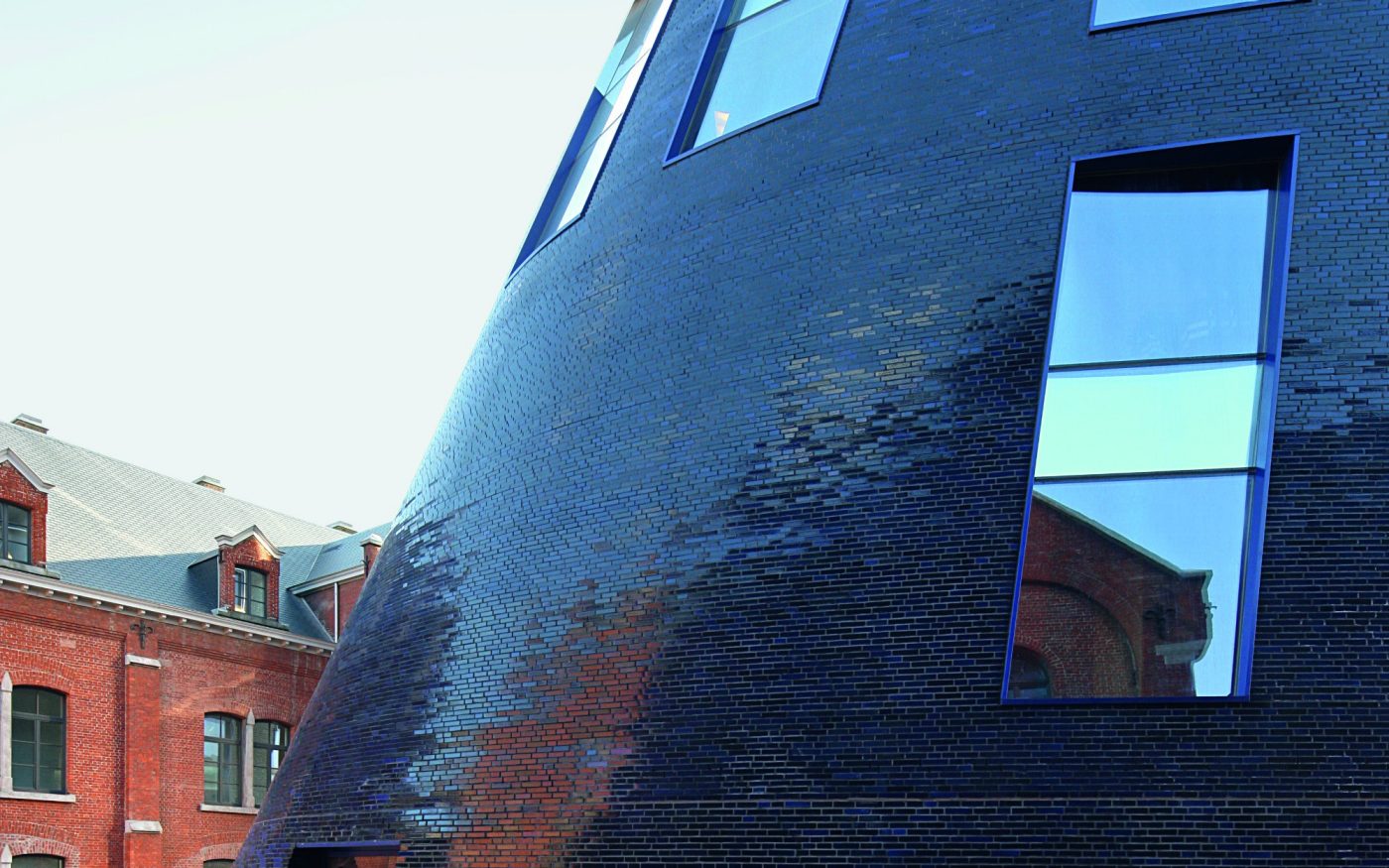 Police Headquarters & Charleroi Danses with facing bricks and clay pavers; Brick Award Nominee 2016; Aterlier Jean Nouvel and MDW Architecture, Photo: Filip Dujardin