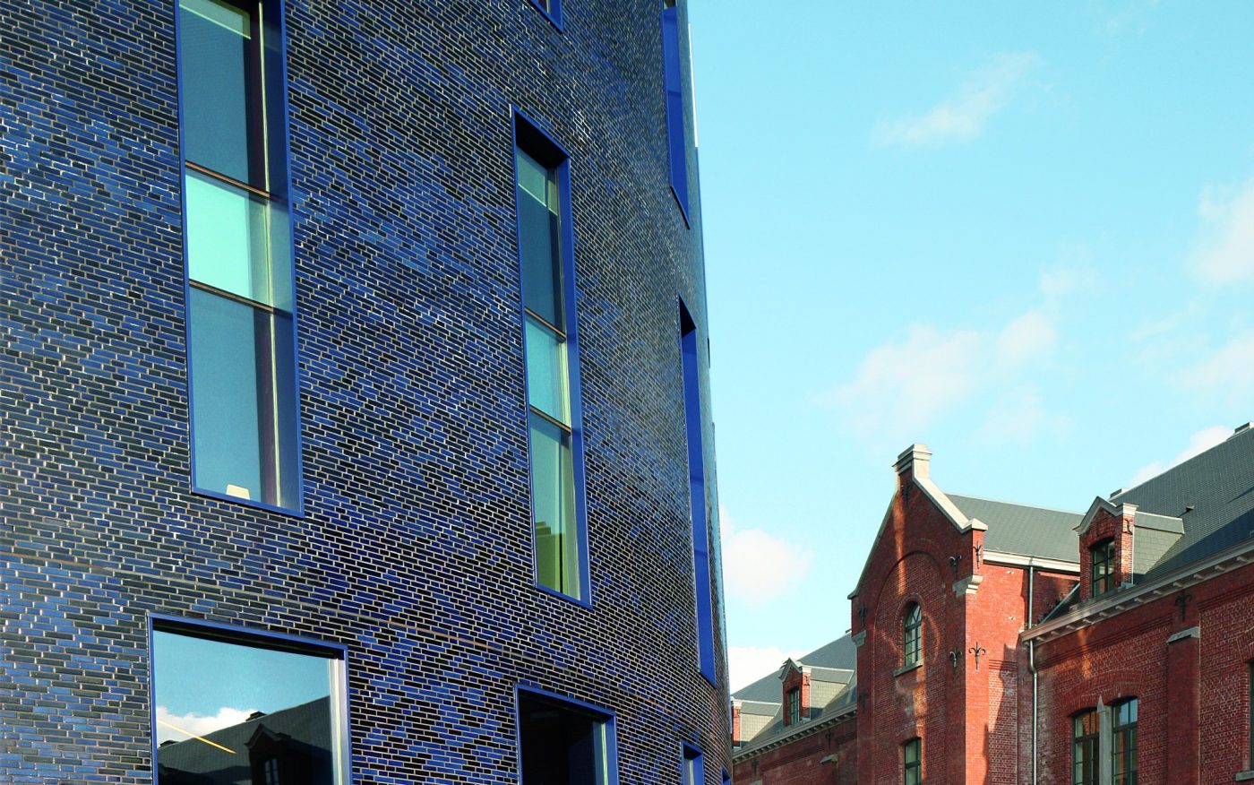 Police Headquarters & Charleroi Danses with facing bricks and clay pavers; Brick Award Nominee 2016; Aterlier Jean Nouvel and MDW Architecture, Photo: Filip Dujardin