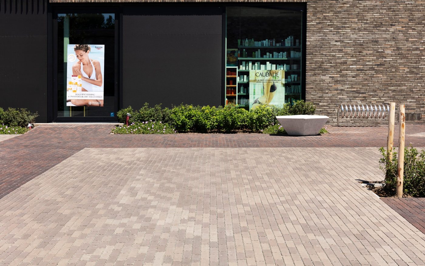 Apotheek Debruyne-Desrumaux, Apothekenvorplatz, Parkplatz, Freiflächen, Platzgestaltung, Aquata, Pflasterklinker, wasserdurchlässig, versickerungsfähig, Läuferverband, Landschaftsgestaltung, Brügge, Belgien, Watelle tuinen & landschappen, Oedelem