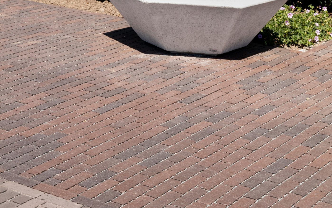 Apotheek Debruyne-Desrumaux, Apothekenvorplatz, Parkplatz, Freiflächen, Platzgestaltung, Aquata, Pflasterklinker, wasserdurchlässig, versickerungsfähig, Läuferverband, Landschaftsgestaltung, Brügge, Belgien, Watelle tuinen & landschappen, Oedelem