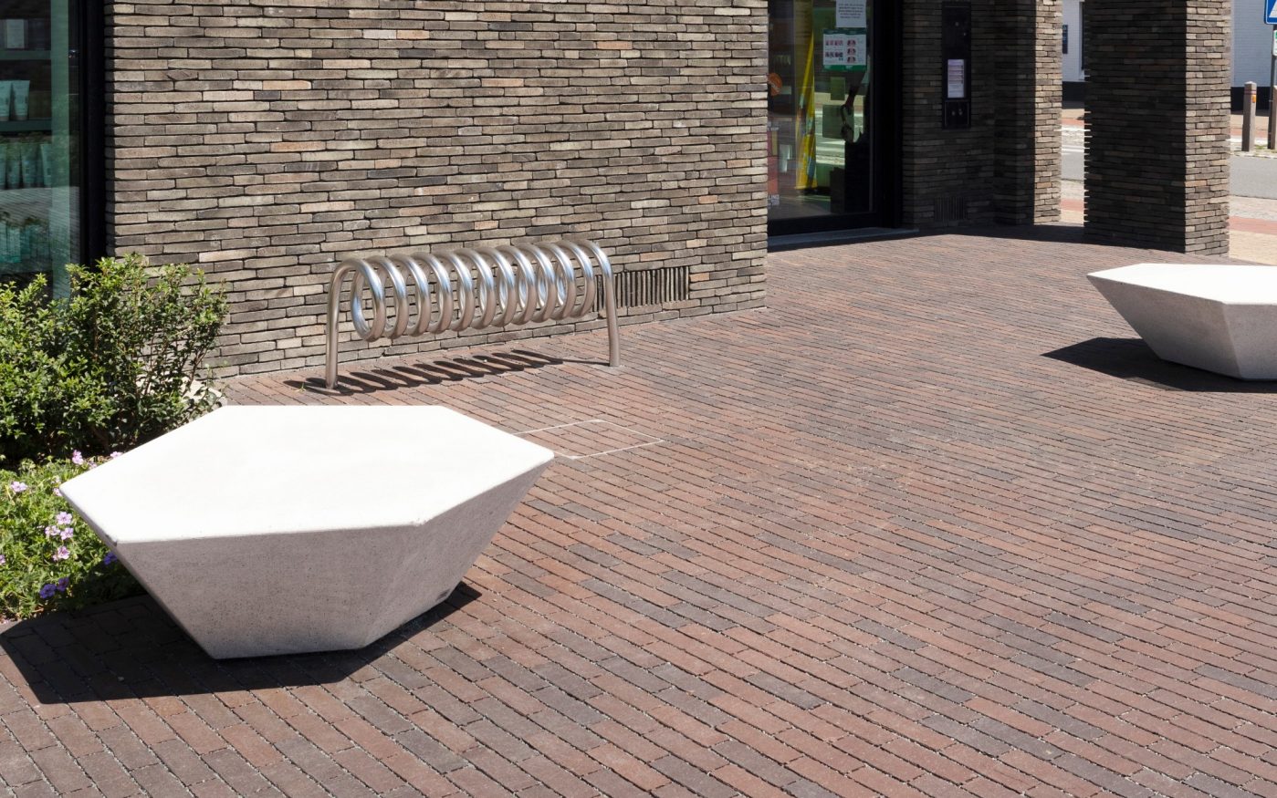 Apotheek Debruyne-Desrumaux, Apothekenvorplatz, Parkplatz, Freiflächen, Platzgestaltung, Aquata, Pflasterklinker, wasserdurchlässig, versickerungsfähig, Läuferverband, Landschaftsgestaltung, Brügge, Belgien, Watelle tuinen & landschappen, Oedelem