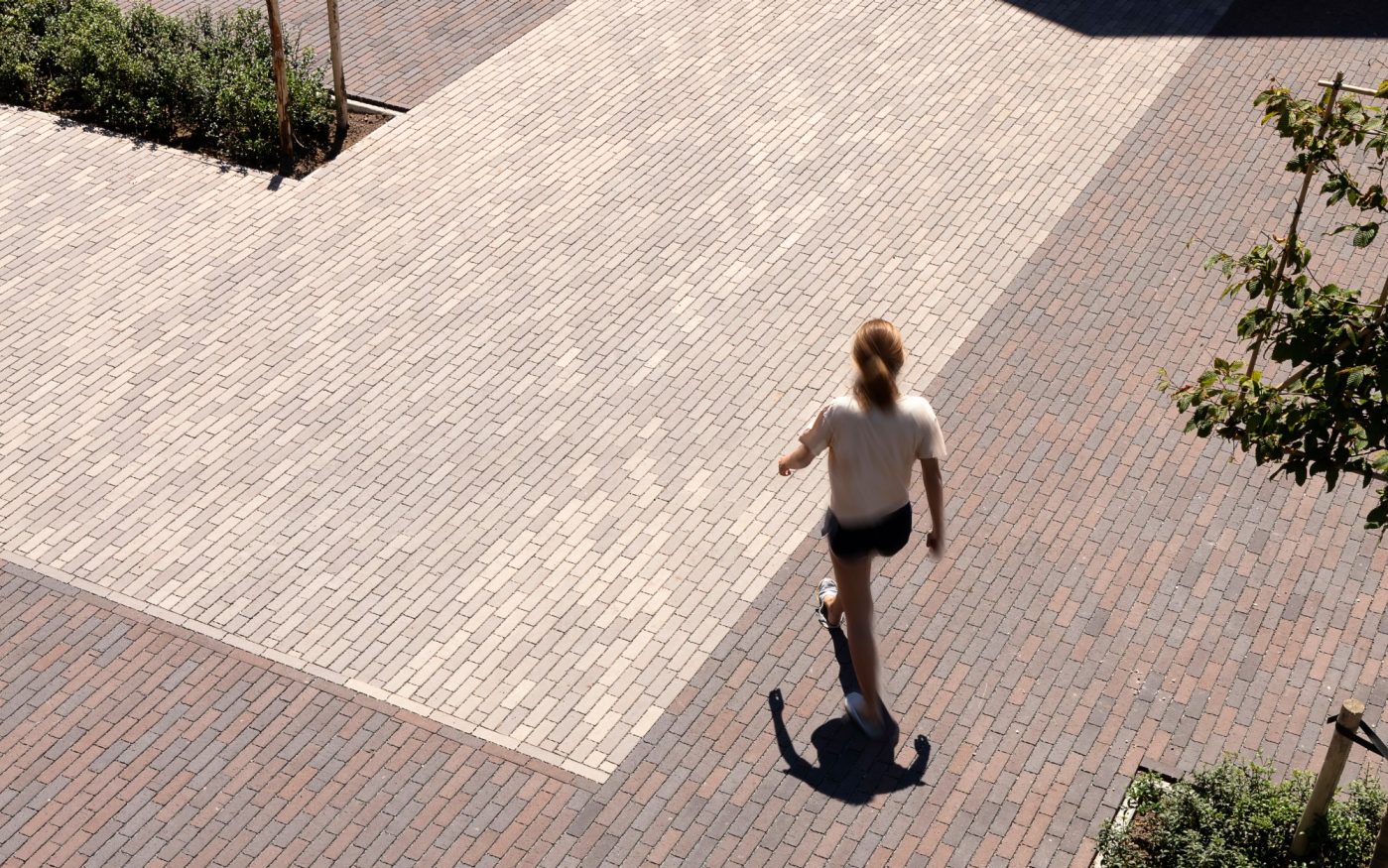 Apotheek Debruyne-Desrumaux, Apothekenvorplatz, Parkplatz, Freiflächen, Platzgestaltung, Aquata, Pflasterklinker, wasserdurchlässig, versickerungsfähig, Läuferverband, Landschaftsgestaltung, Brügge, Belgien, Watelle tuinen & landschappen, Oedelem