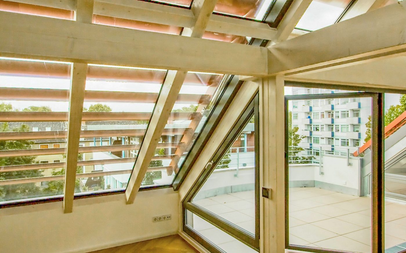 Not furnished room, interior view with access to balcony, steep roof, Kormamic Tradi 15, natural red