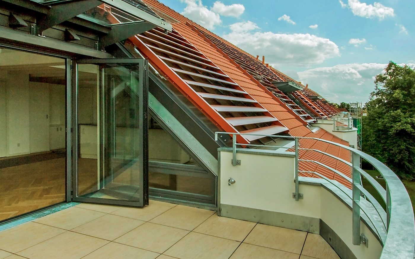 Finished balcony with a view of the roof and glass entrance door, Kormamic Tradi 15, natural red