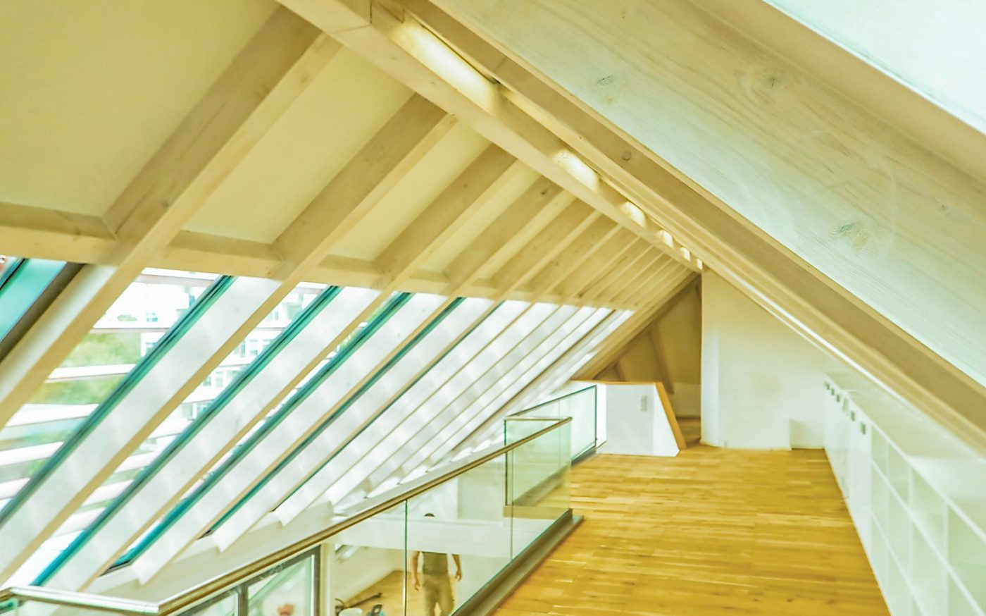 Interior view of a room, upper floor with steep roof, craftsmen in the basement to see, Kormamic Tradi 15, natural red