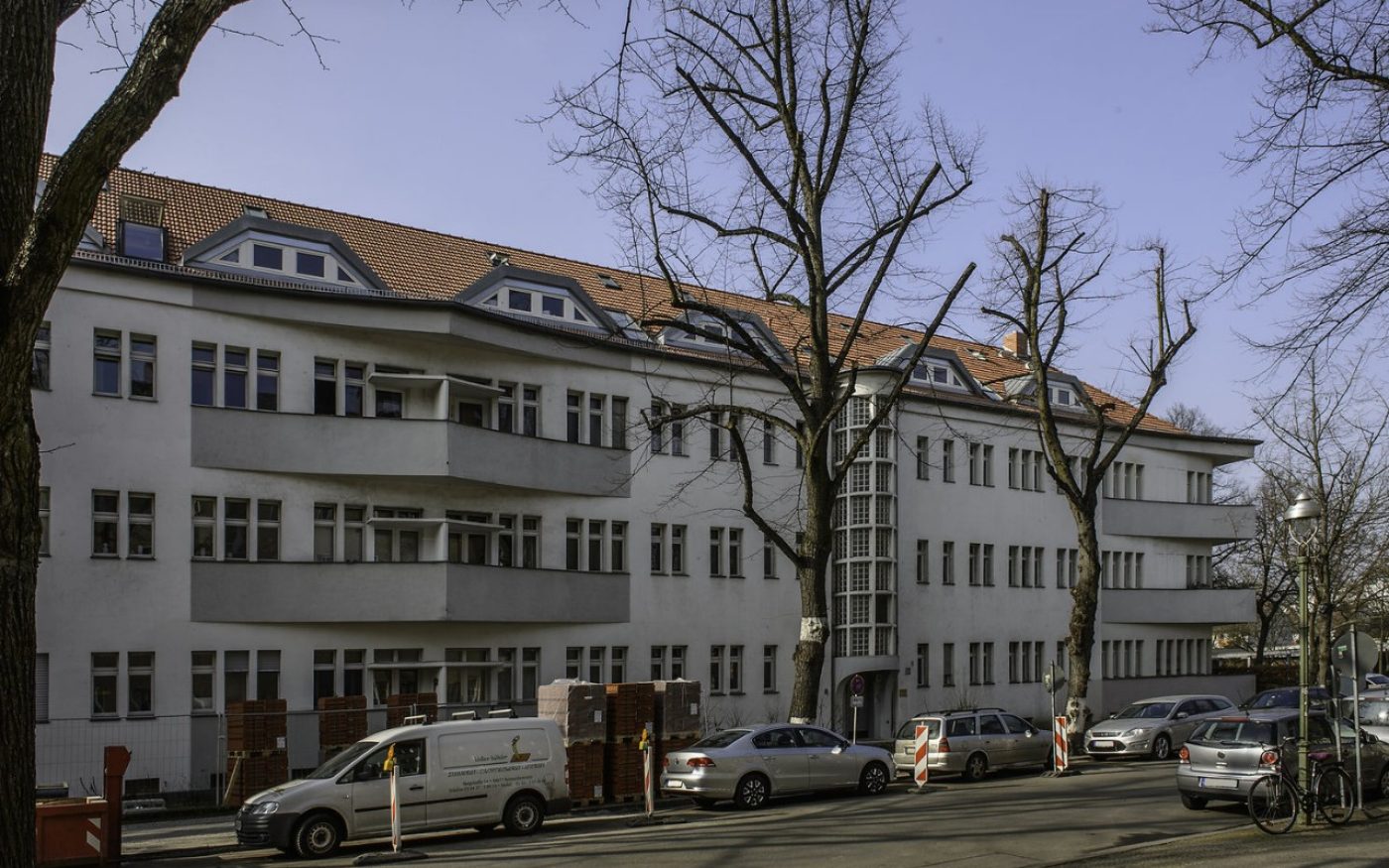 View of a building whose roof was laid with Koramic Tradi 15, naturrot