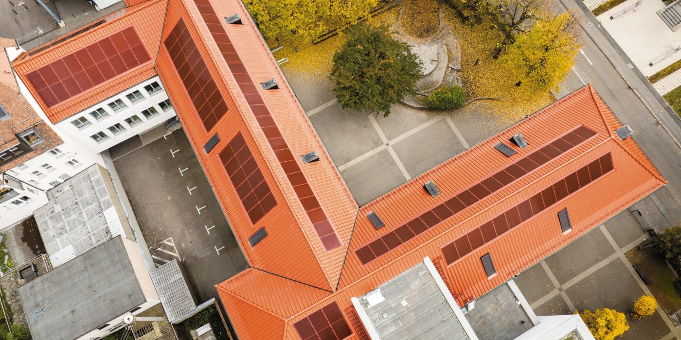 Referenzobjekt Schule Ludwigsburg. Verbaute Produkte: Koramic Alegra 8 rot engobiert und Wevolt X-Frame rot