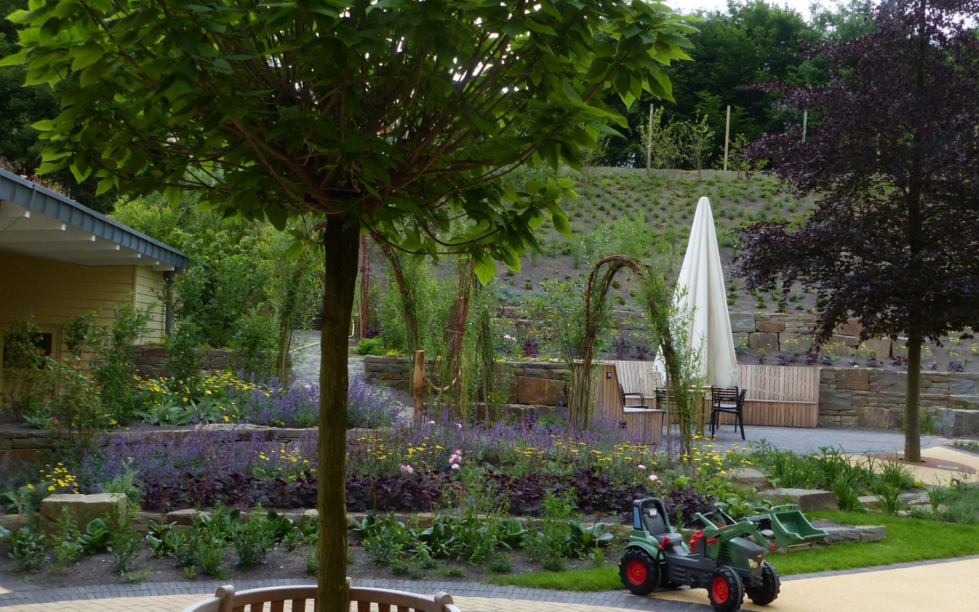 Kinder- und Jugendhospiz, Landschaftsarchitekturbüro Doris Herrmann, Kramer Garten GmbH & Co. KG, Gemeinnützige Gesellschaft der Franziskanerinnen zu Olpe mbH (GFO)