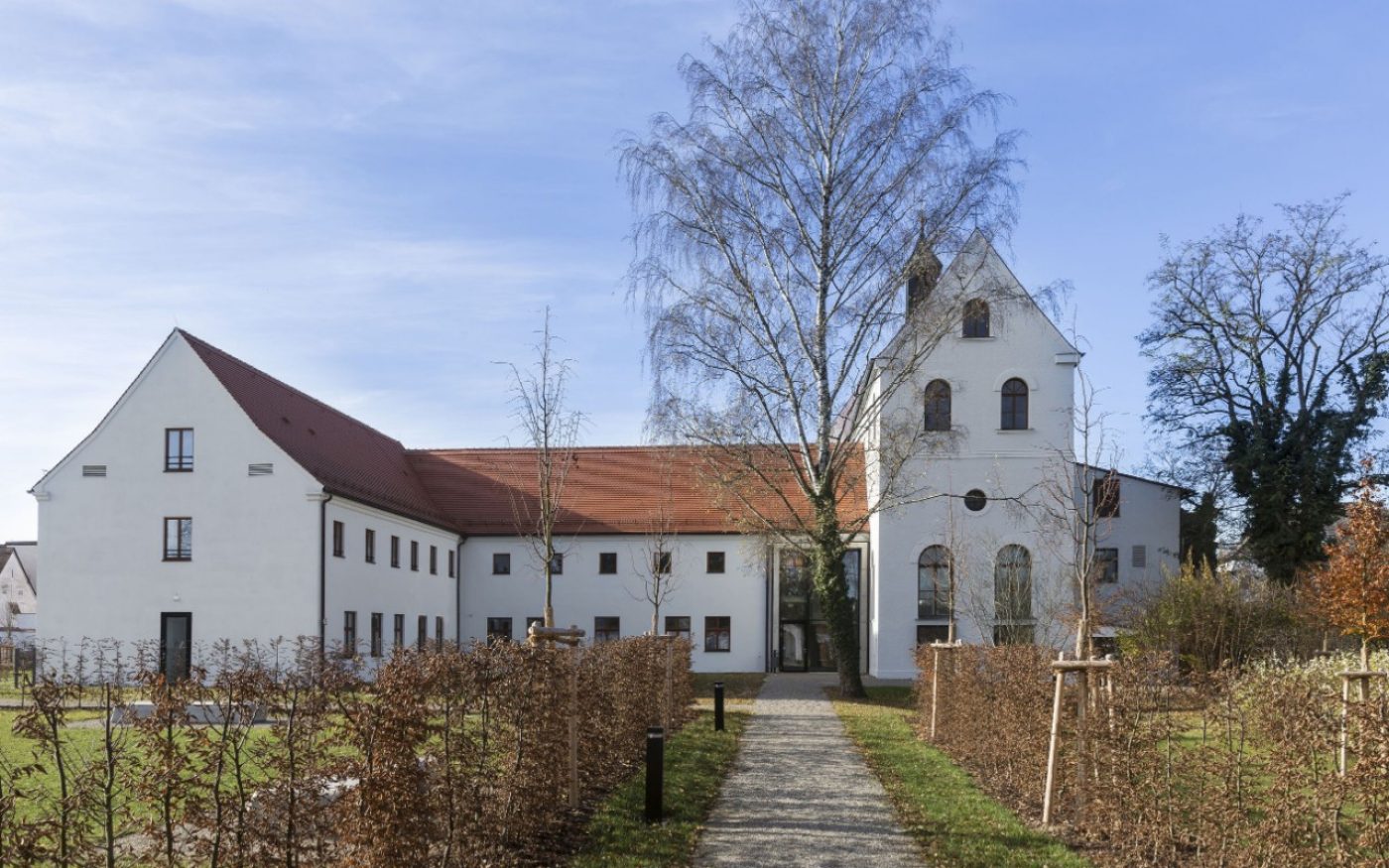 monastery, entrance,Trees, bushes, Biberschwanzziegel Bunzlauer Biber, naturrot