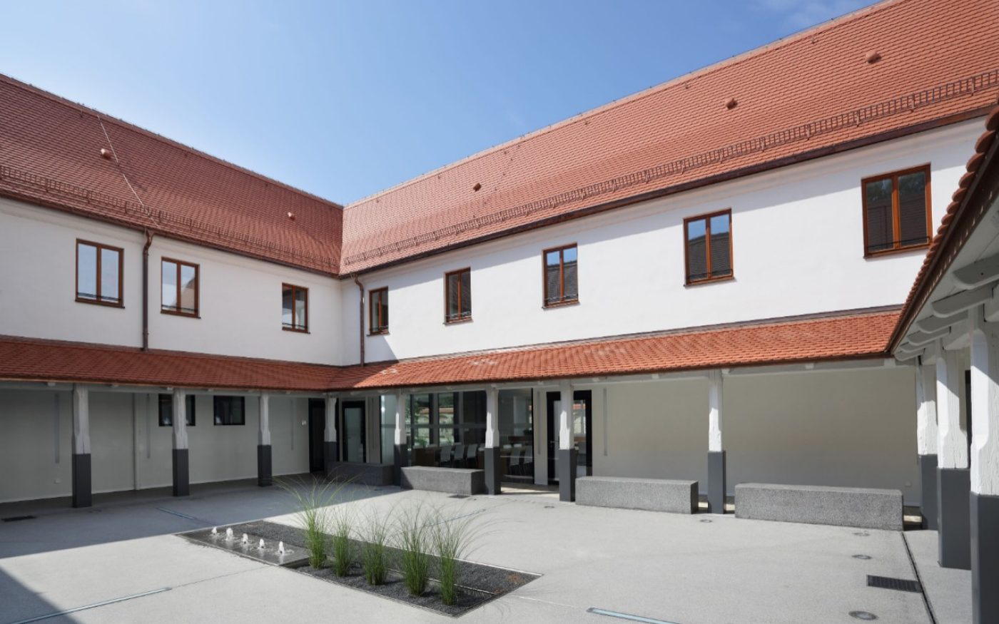 monastery, courtyard, Biberschwanzziegel Bunzlauer Biber, naturrot