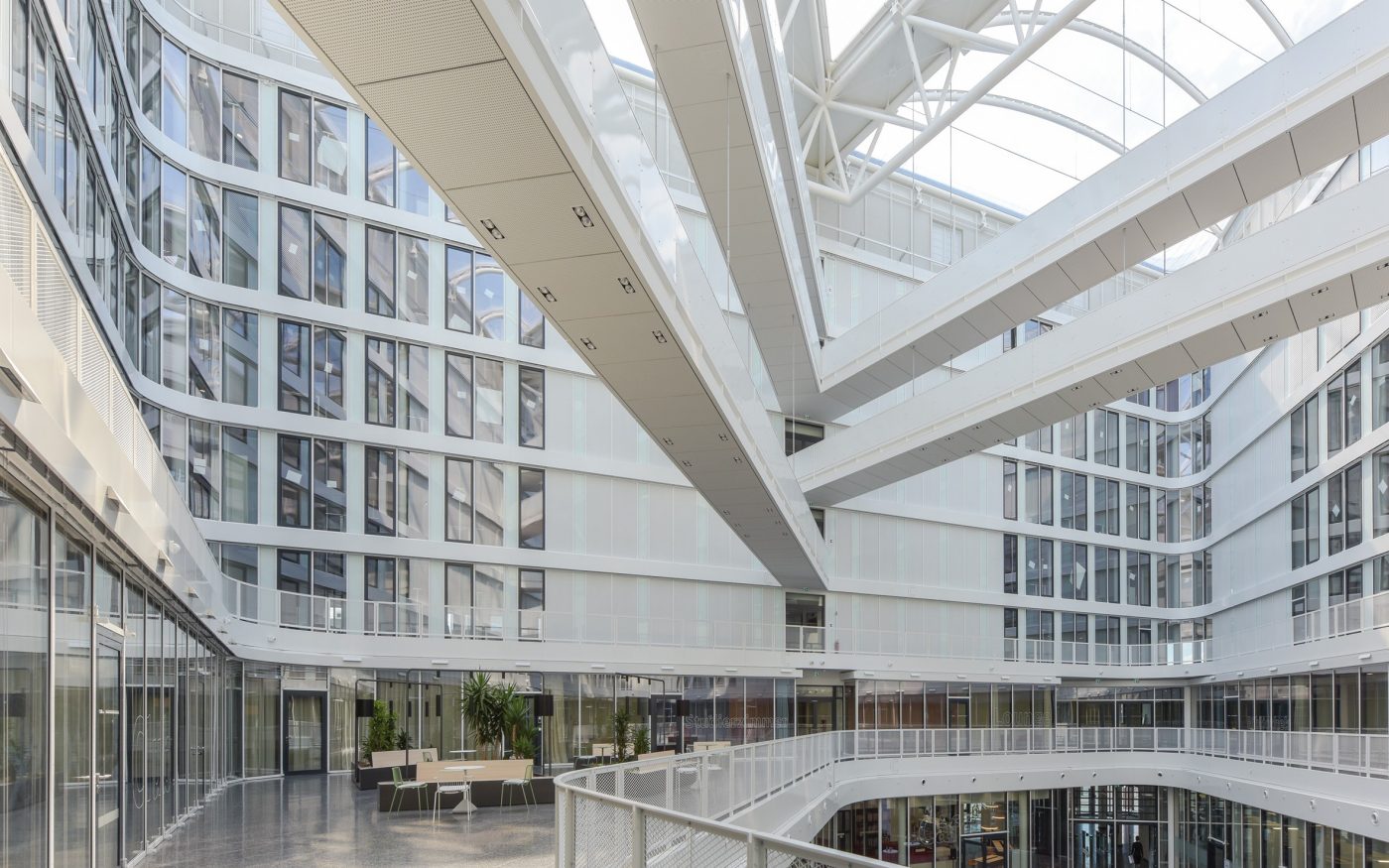 Der Innenbereich dient allen Funktionsbereichen als Erschließung und Kommunikationsort. Überspannt von einem Folienkissendach bieten Atrium und Foyer eine lichtdurchflutete Atmosphäre für vielfältige Nutzungen.