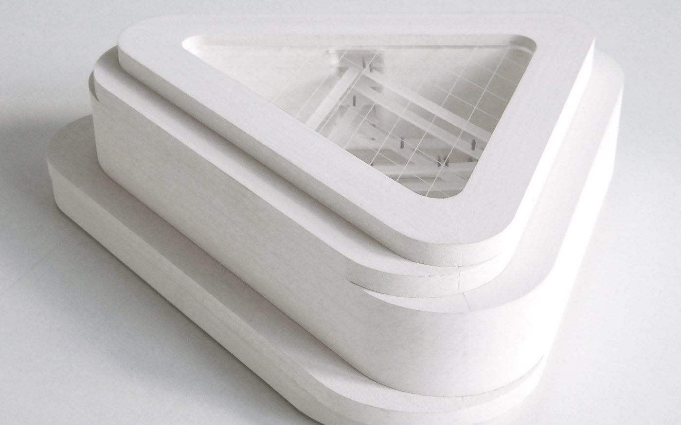 Das Modell veranschaulicht die in sich ruhende Dreiecksform und die sich nach oben entwickelnde Rückstaffelung des Gebäudes.