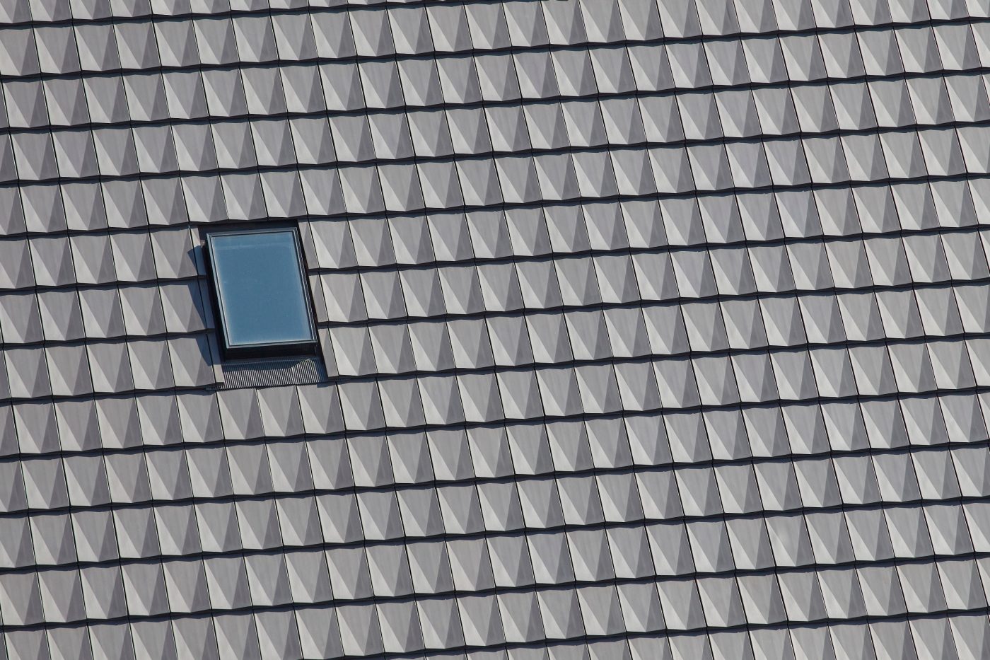 Thieke Unternehmensgruppe, Philipp Langrehr, Designdachziegel, Engobe anthrazit/schwarz