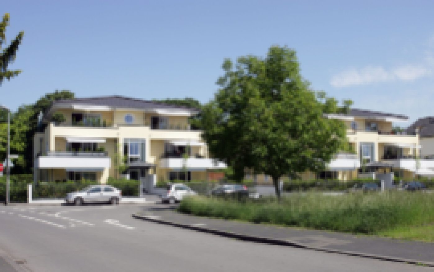 Roof, balcony, window, door, cars, garage, street, street signs/ Koramic Alegra 8, platingrau