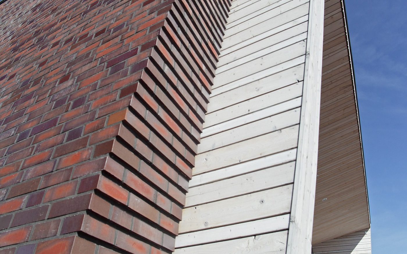 Side view of an entrance area, High building, Frog's perspective, Rectangular entrance, Bristol, englischblaubraun, rustikal