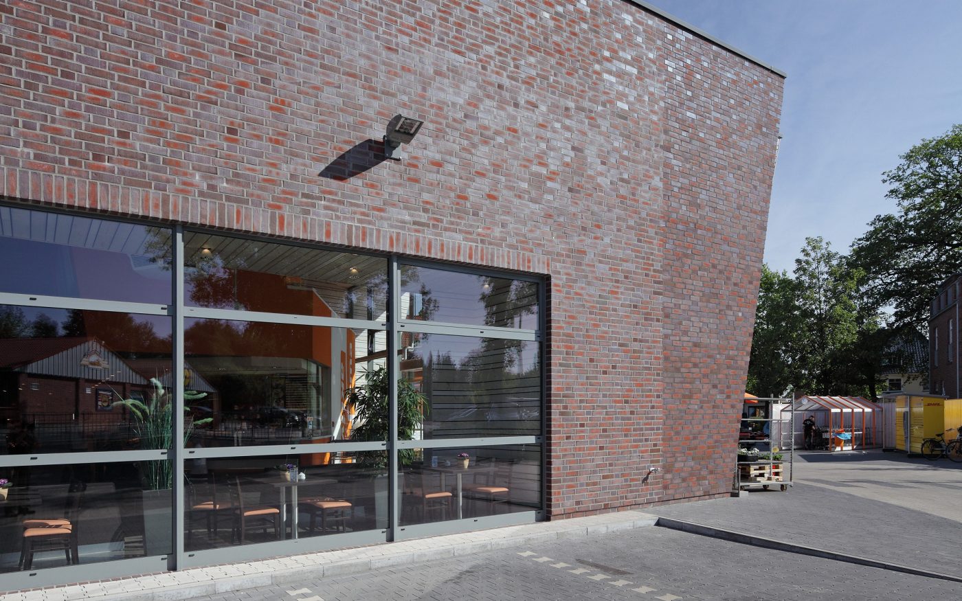 Parking area of a shopping market, large windows, people at the shopping trolley, Bristol, englischblaubraun, rustikal