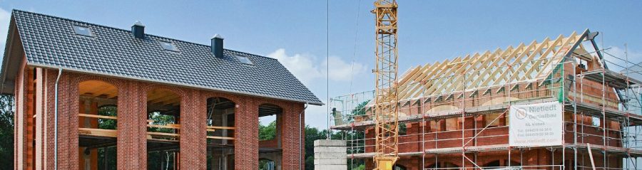 construction site; crane; bare brickwork; family home and commercial hall for chimneys and cooking events ; products used: Poroton Plan-T12-42,5; Kamtec LAS 20 W; Terca HKS Rot 