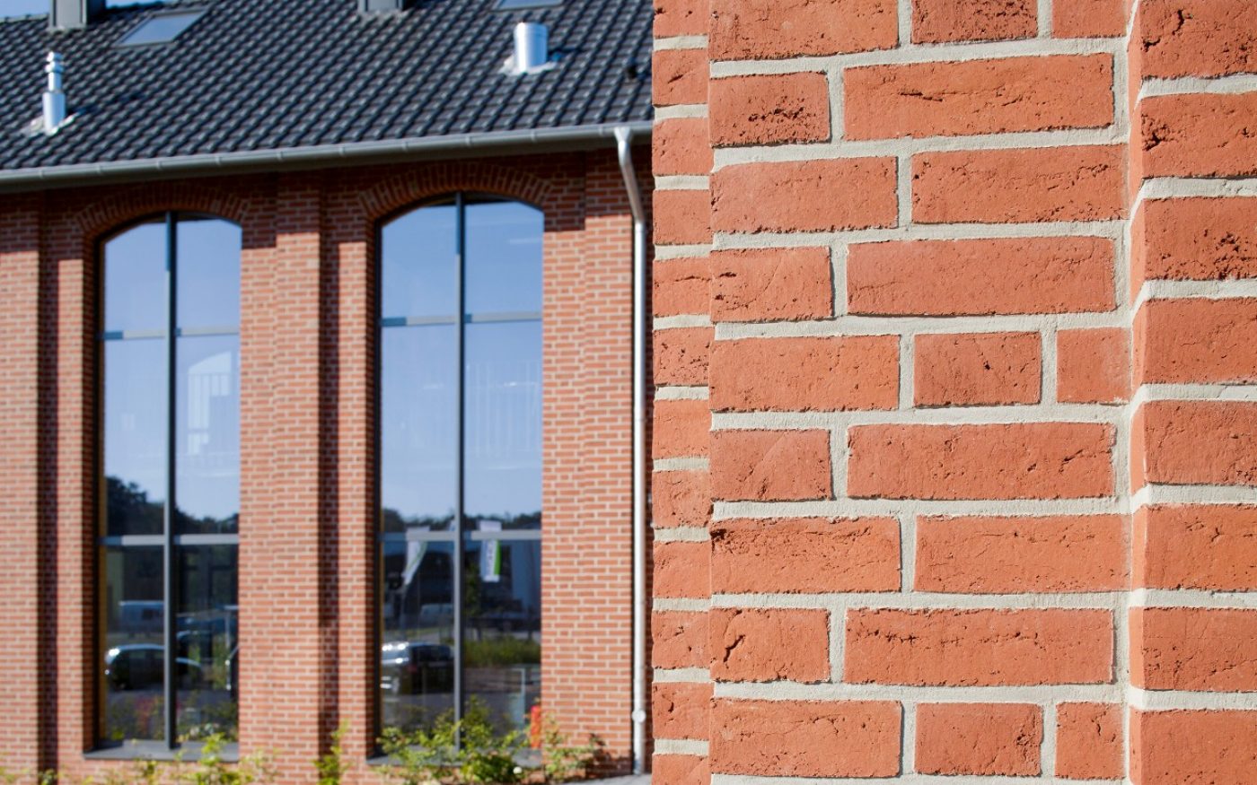 close-up on Terca; family home and commercial hall for chimneys and cooking events ; products used: Poroton Plan-T12-42,5; Kamtec LAS 20 W; Terca HKS Rot 