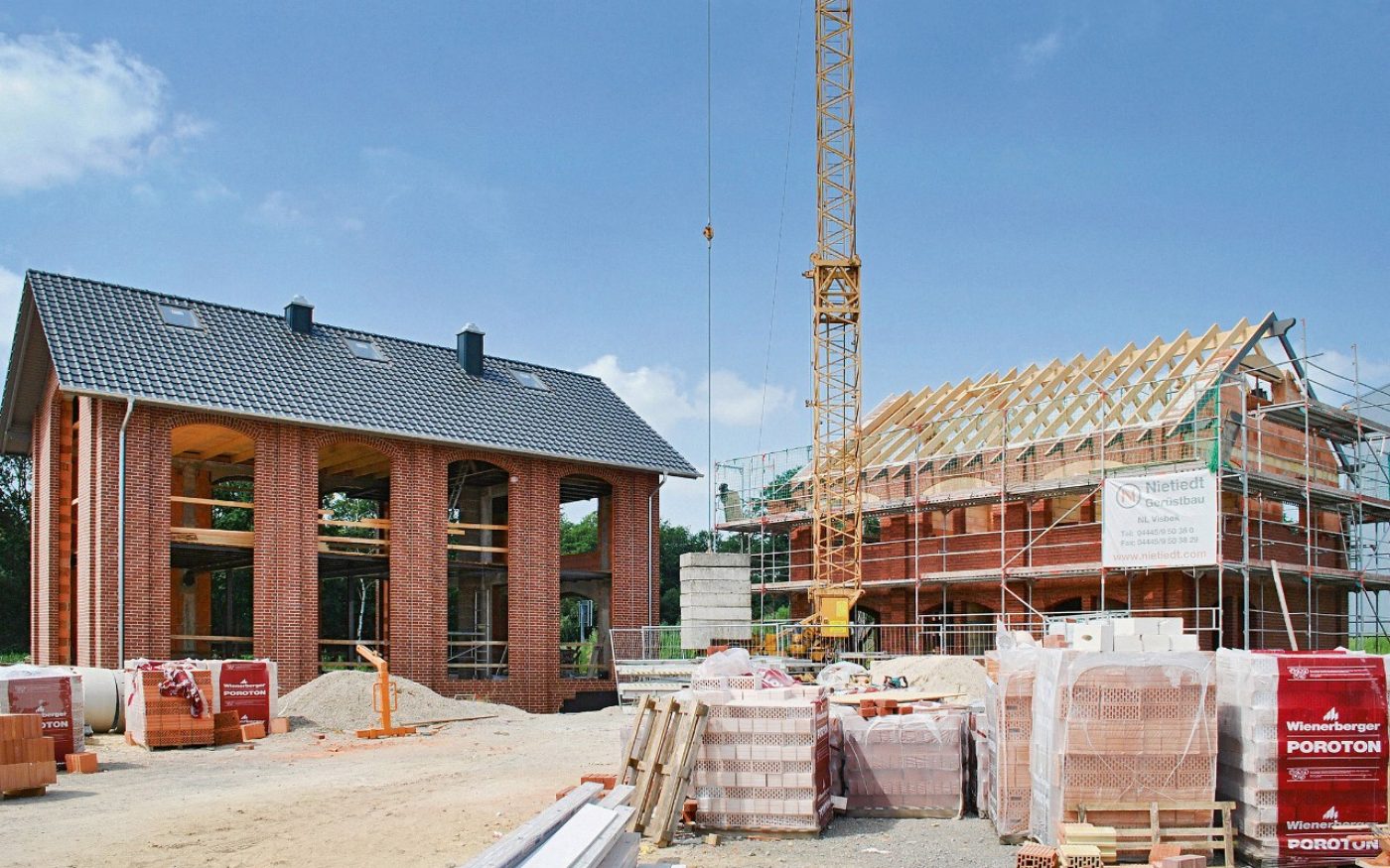 construction site; crane; bare brickwork; family home and commercial hall for chimneys and cooking events ; products used: Poroton Plan-T12-42,5; Kamtec LAS 20 W; Terca HKS Rot 