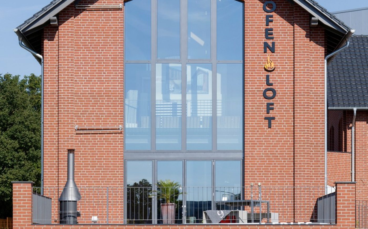 family home and commercial hall for chimneys and cooking events ; products used: Poroton Plan-T12-42,5; Kamtec LAS 20 W; Terca HKS Rot 