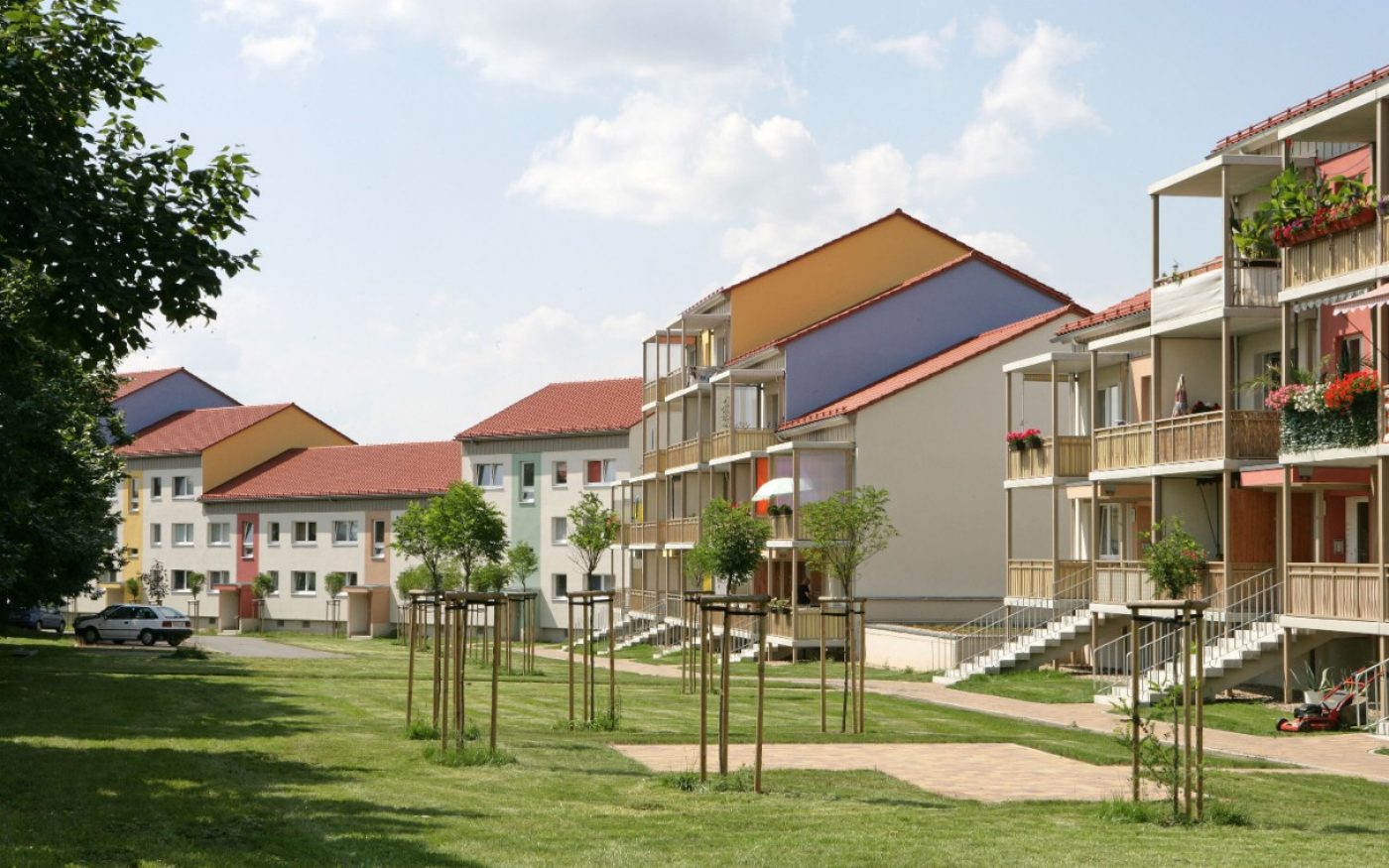 Front yard, Balcony, panel building, facade, window, roof,Balkon, Plattenbau, Fassade, Fenster, Dach, Alegra 8, naturrot