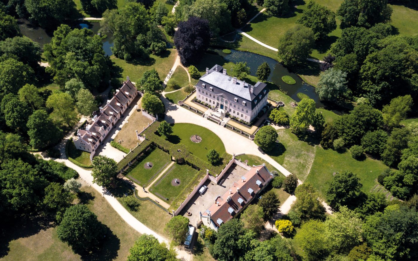 Creaton Kera Biber anthrazit matt durchgefärbt Schloss Branitz