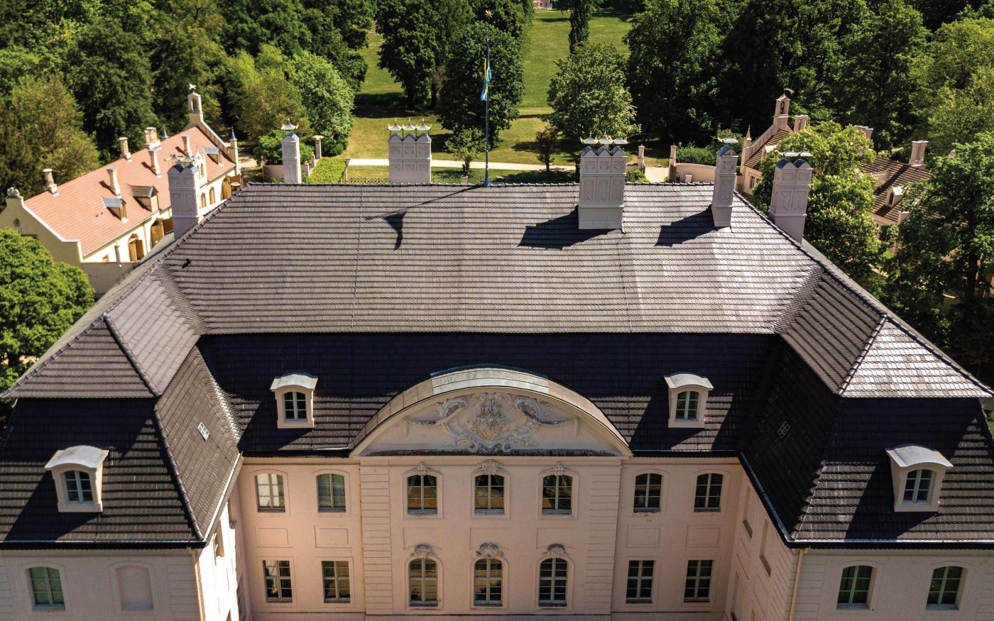 Creaton Kera Biber anthrazit matt durchgefärbt Schloss Branitz