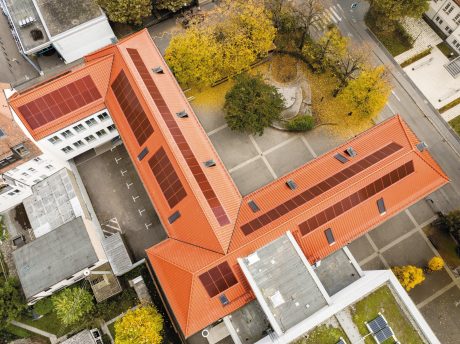 Referenzobjekt Schule Ludwigsburg. Verbaute Produkte: Koramic Alegra 8 rot engobiert und Wevolt X-Frame rot