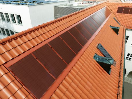Referenzobjekt Schule Ludwigsburg. Verbaute Produkte: Koramic Alegra 8 rot engobiert und Wevolt X-Frame rot