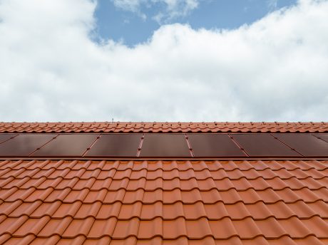 Referenzobjekt Schule Ludwigsburg. Verbaute Produkte: Koramic Alegra 8 rot engobiert und Wevolt X-Frame rot
