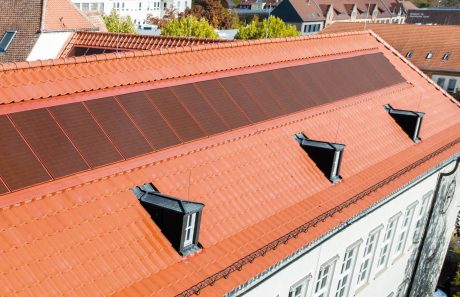 Referenzobjekt Schule Ludwigsburg. Verbaute Produkte: Koramic Alegra 8 rot engobiert und Wevolt X-Frame rot
