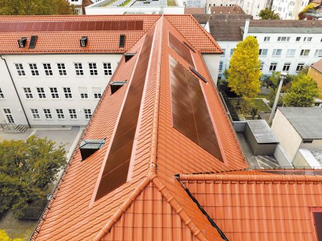 Referenzobjekt Schule Ludwigsburg. Verbaute Produkte: Koramic Alegra 8 rot engobiert und Wevolt X-Frame rot