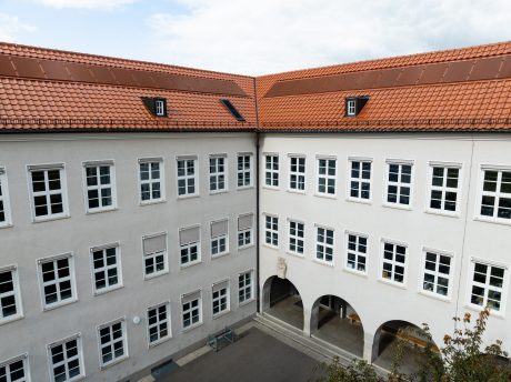 Referenzobjekt Schule Ludwigsburg. Verbaute Produkte: Koramic Alegra 8 rot engobiert und Wevolt X-Frame rot