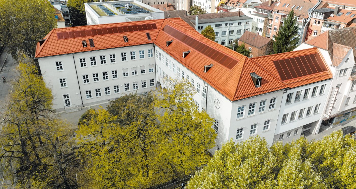 Referenzobjekt Schule Ludwigsburg. Verbaute Produkte: Koramic Alegra 8 rot engobiert und Wevolt X-Frame rot