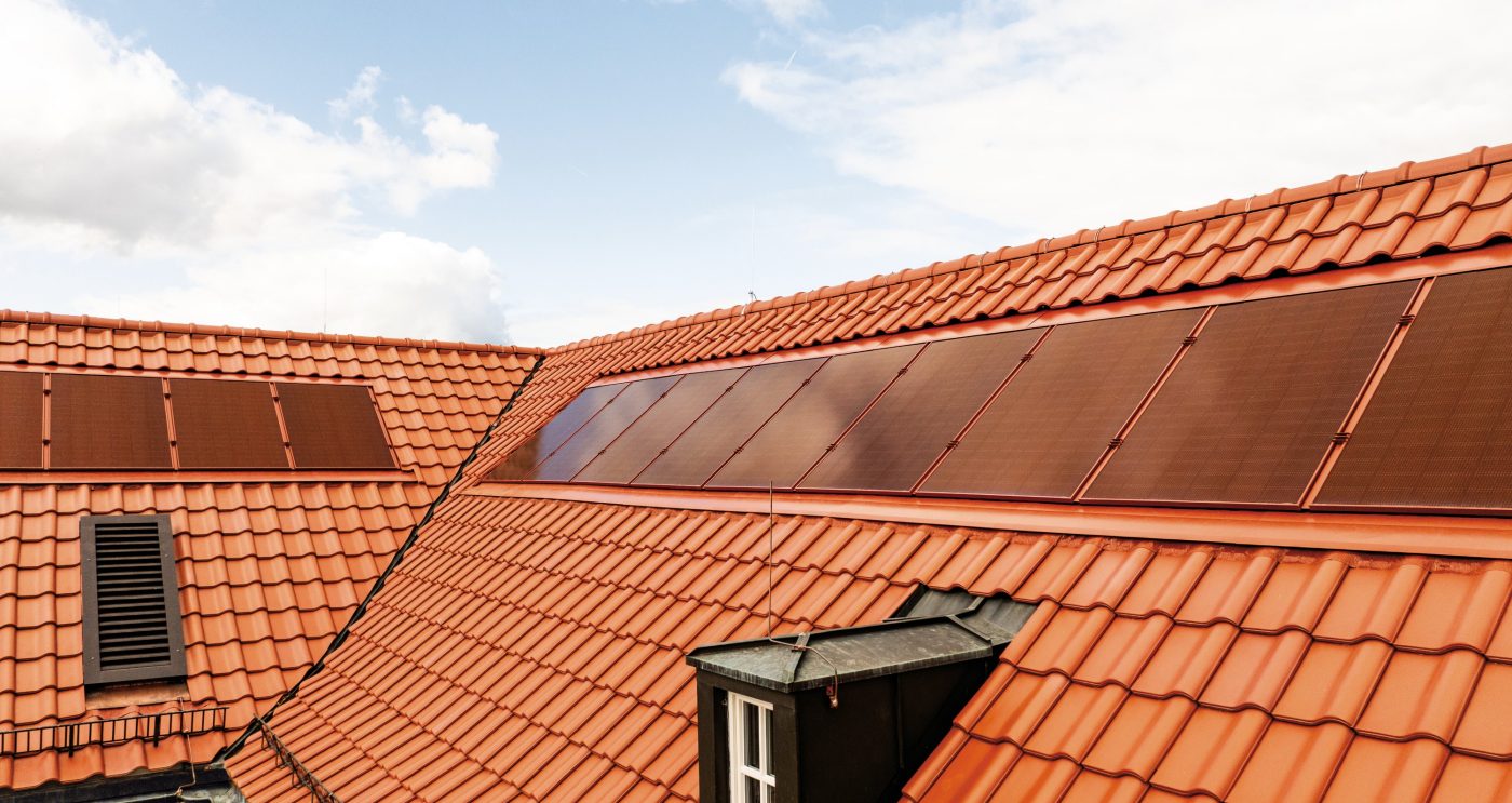 Referenzobjekt Schule Ludwigsburg. Verbaute Produkte: Koramic Alegra 8 rot engobiert und Wevolt X-Frame rot