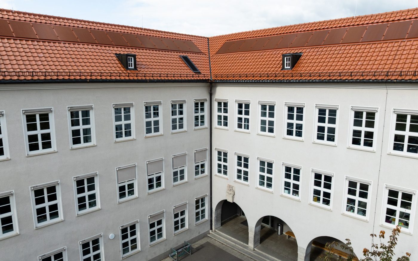 Referenzobjekt Schule Ludwigsburg. Verbaute Produkte: Koramic Alegra 8 rot engobiert und Wevolt X-Frame rot