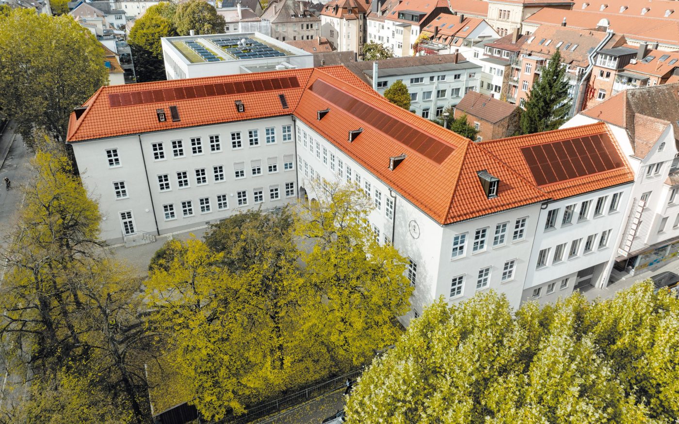 Referenzobjekt Schule Ludwigsburg. Verbaute Produkte: Koramic Alegra 8 rot engobiert und Wevolt X-Frame rot