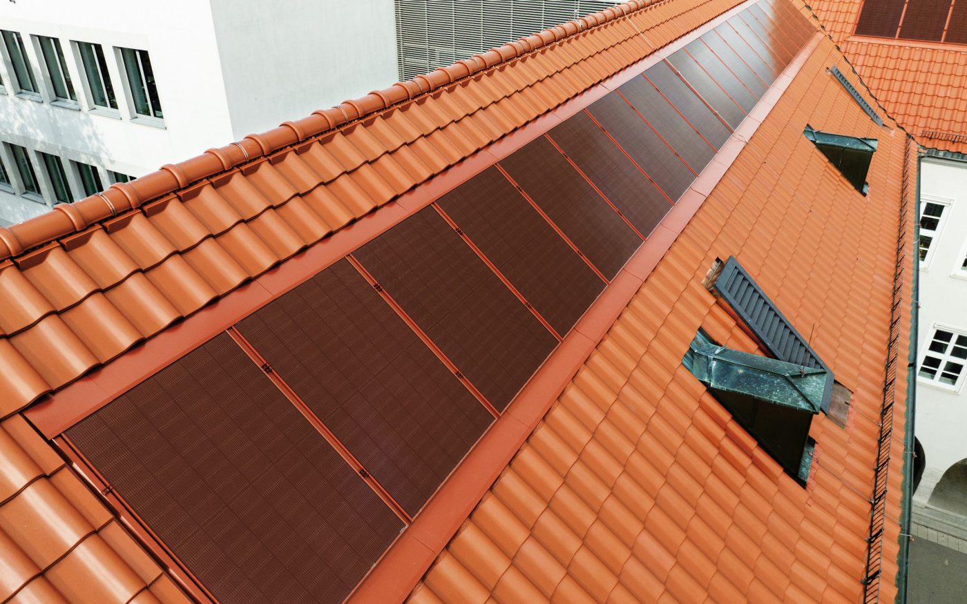 Referenzobjekt Schule Ludwigsburg. Verbaute Produkte: Koramic Alegra 8 rot engobiert und Wevolt X-Frame rot