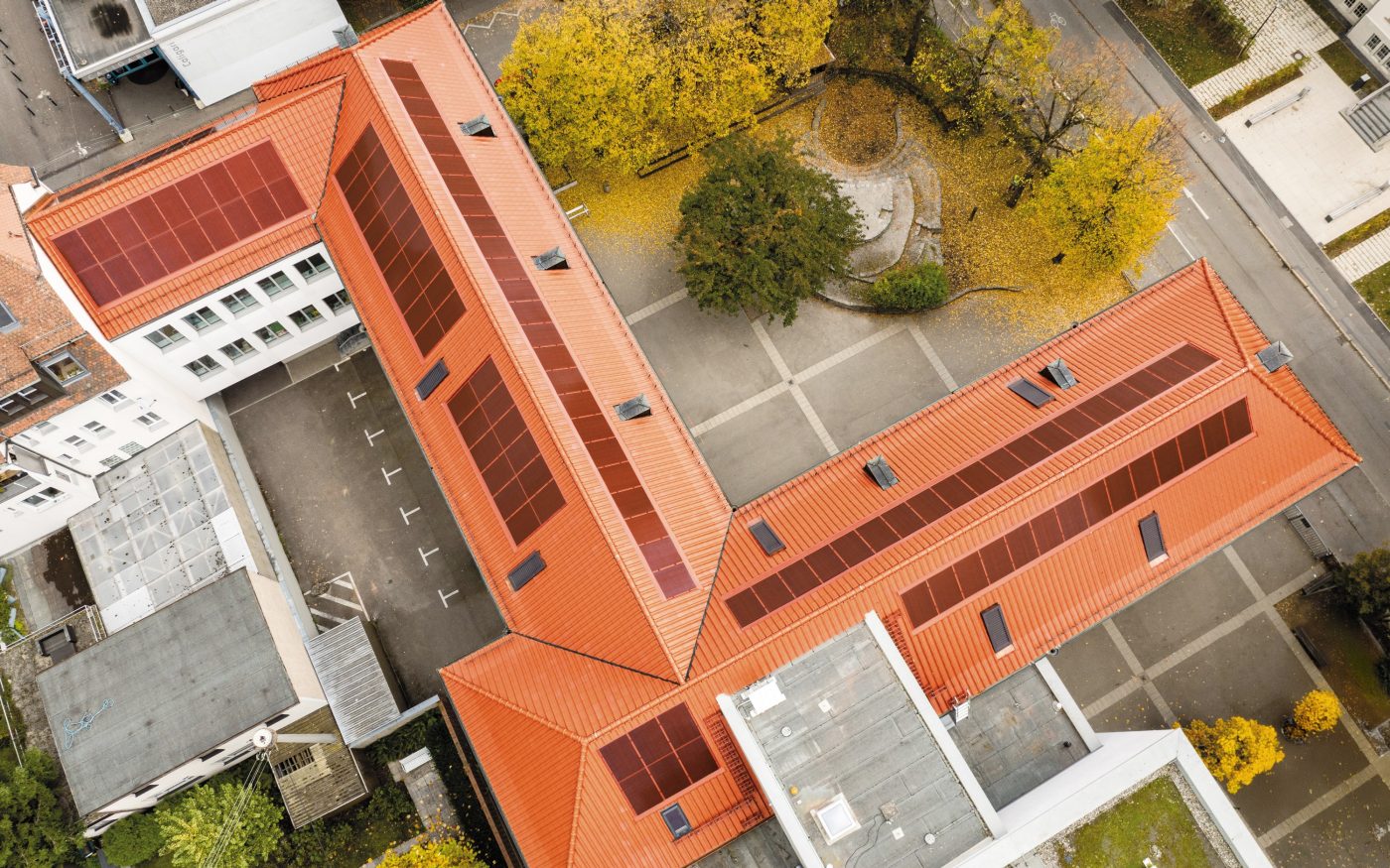 Referenzobjekt Schule Ludwigsburg. Verbaute Produkte: Koramic Alegra 8 rot engobiert und Wevolt X-Frame rot