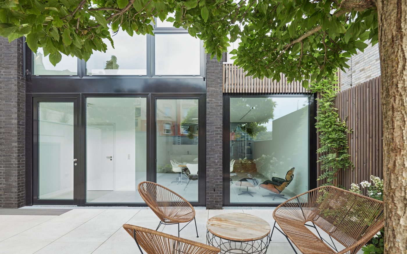 Zwischen Garage und Büro im Erdgeschoss befindet sich ein geschützter, ruhiger Innenhof.