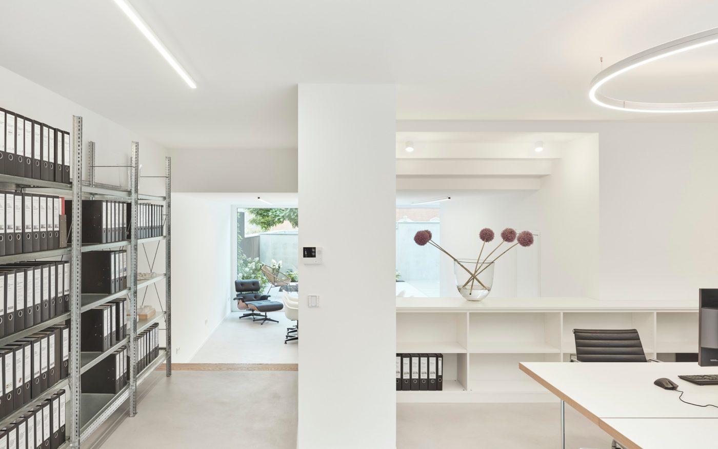 Offene Raumfolgen lassen den Blick durch die Büroflächen bis zum vorderen Innenhof vor der Dreifachgarage wandern.