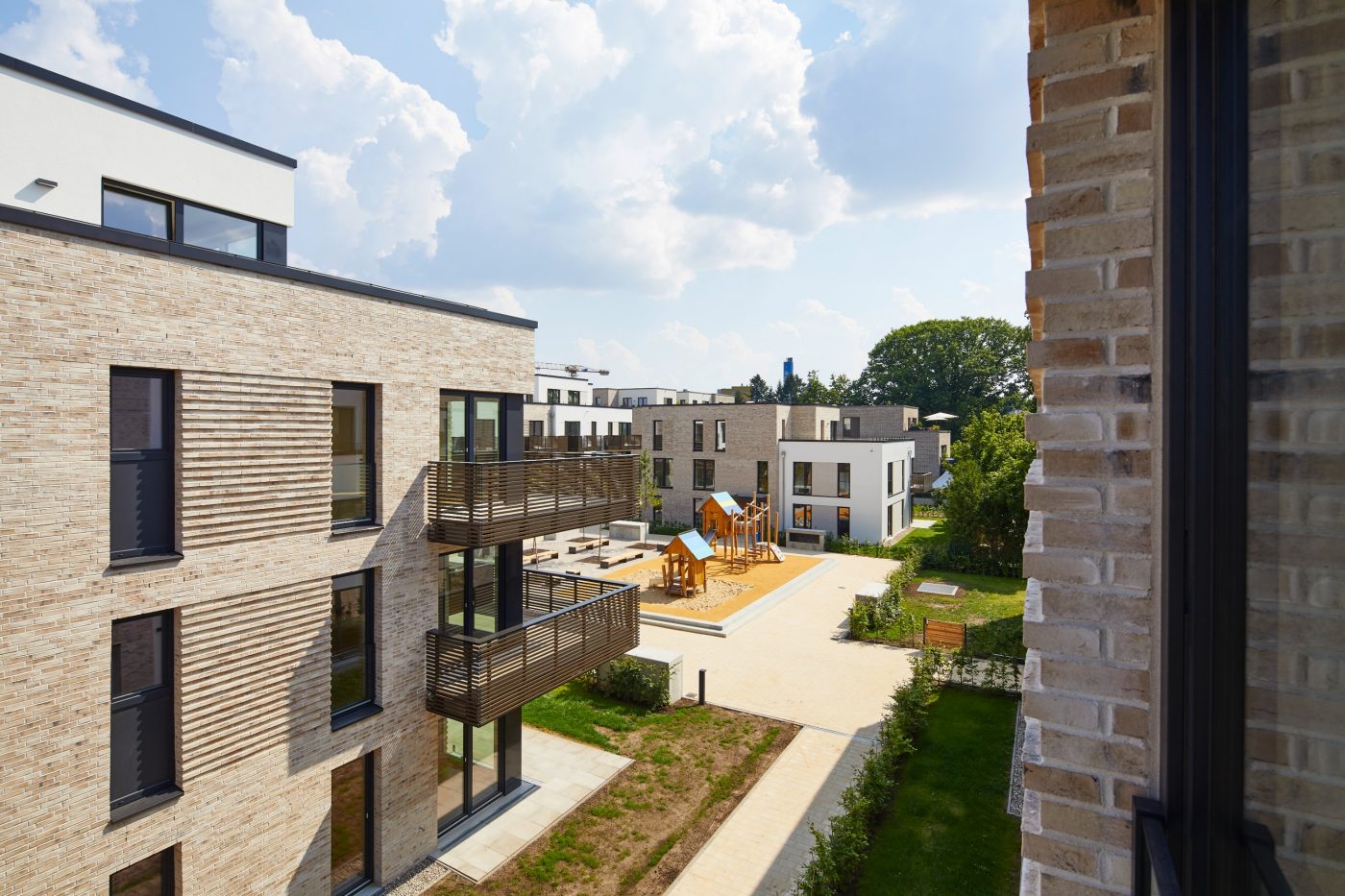 hda HENRIK DIEMANN ARCHITEKTEN, Baufelder H + F + K, Nachhaltigkeit , Mobilitätskonzept,  Begrünungskonzept, Wasserstrichziegel, weiß-grau geschlämmt, LimeLine 415 DF