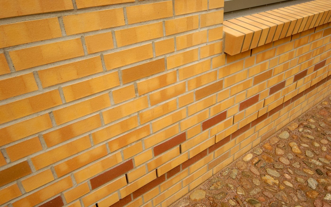 Close-up of a wall from an oblique perspective,  Havelland, naturgelb geflammt, glatt, Lüneburg, rotbraun nuanciert, glatt