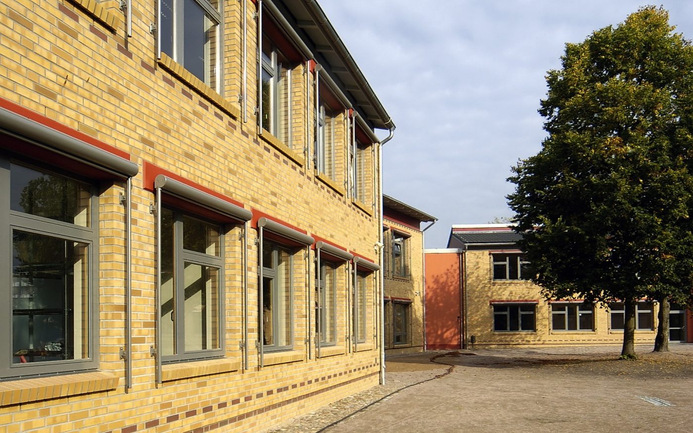    The schoolyard, green area and trees, Havelland, naturgelb geflammt, glatt, Lüneburg, rotbraun nuanciert, glatt           
