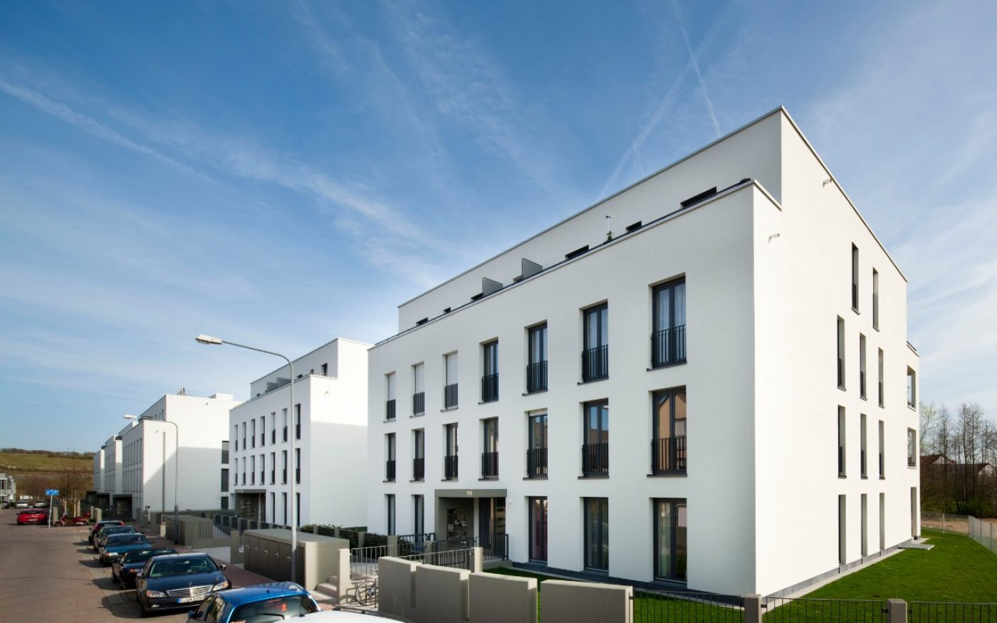 Finished facade with garden from a lateral angle / S10-42,5-P