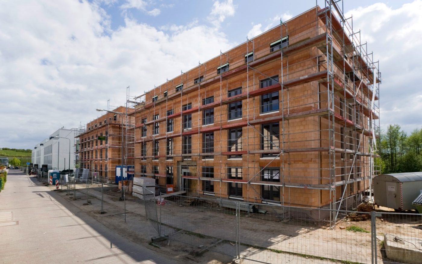 Construction site photo with railing surrounded by fences / Poroton S10-42,5-P