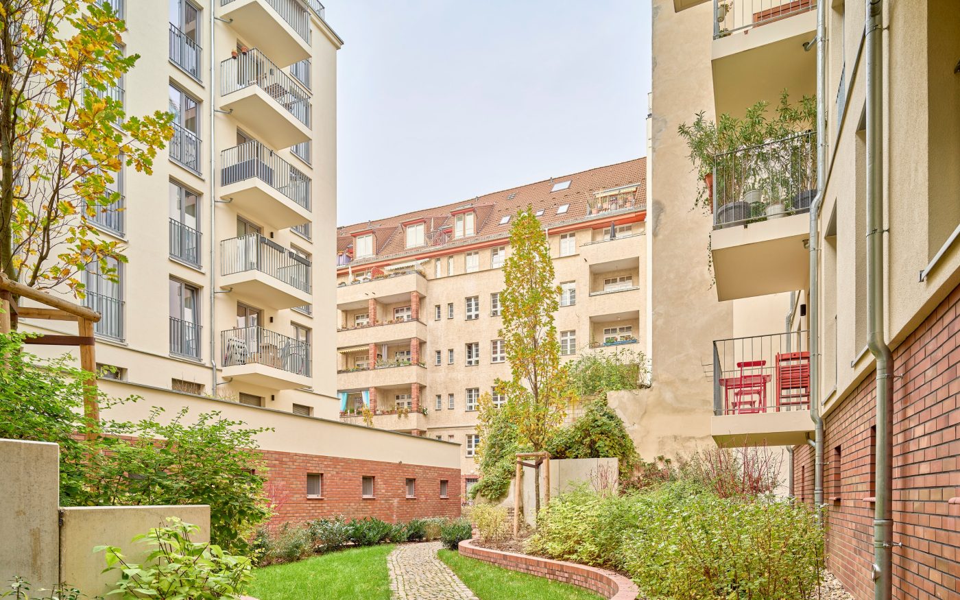 Die beiden neuen Wohngebäude tragen mit ihren acht Stockwerken, 52 modernen Mieteinheiten und einer einladenden Außenraumgestaltung zu einer gelungenen Nachverdichtung des Quartieres bei.