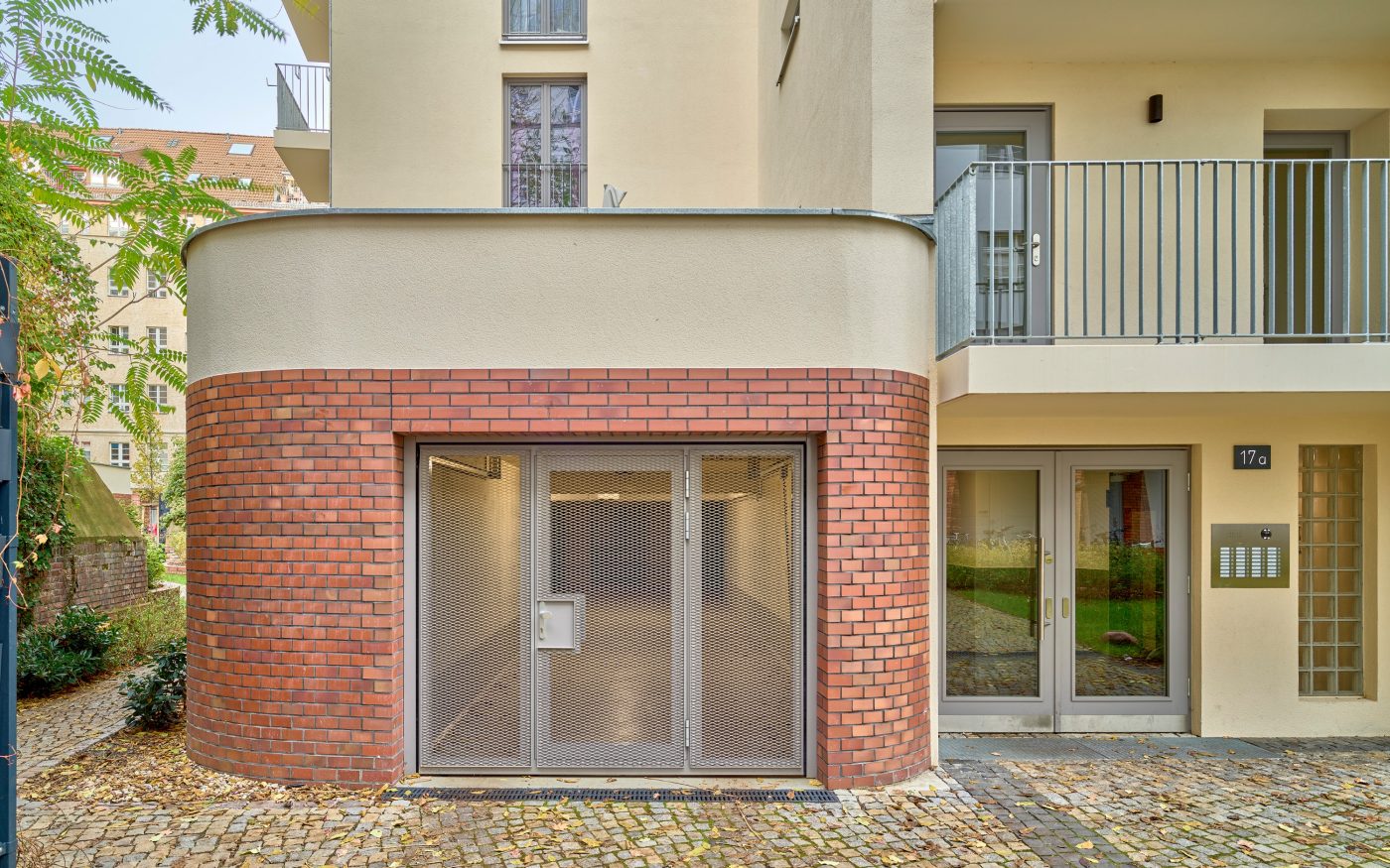 Um das harmonische Gesamtbild des nachverdichteten Häuserblocks abzurunden, entschieden sich die Architekten für eine Verblendung des Sockelgeschosses mit Wienerberger Riemchen in Rotorange. In ihrer Optik und Funktionalität erinnern die Riemchen an den Klinker, der seit rund 100 Jahren die Eingangsfassaden der Vorderhäuser ziert.