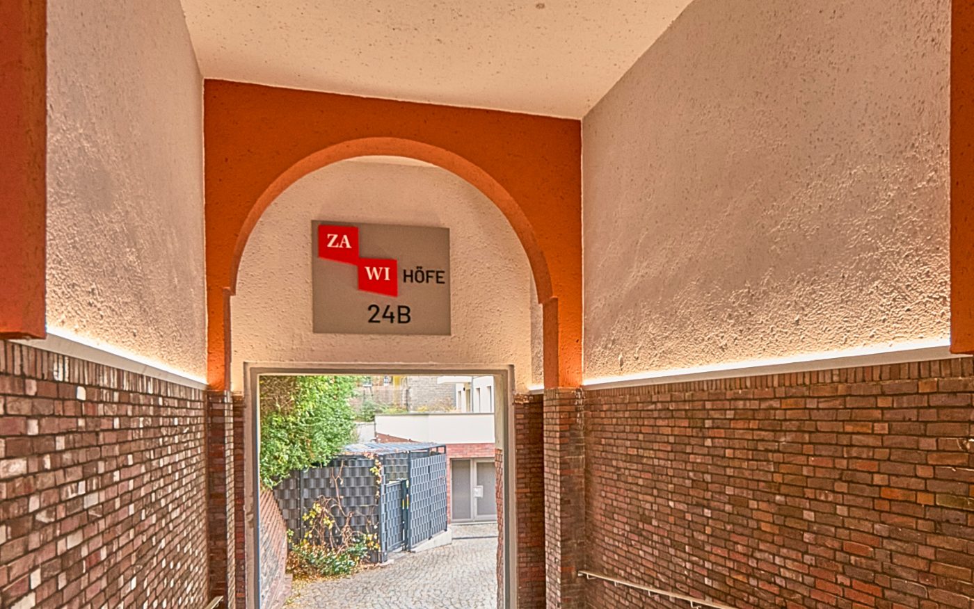 Die Neubauten befinden sich im Innenhof eines typischen Berliner Häuserblocks – Zähringerstraße 24 und 24A und Wittelsbacherstraße 16 und 17 heißen die Adressen der Vorderhäuser, die der Anlage ihren Namen geben und in den späten 1920er-Jahren von dem Messel-Schüler Albert Gessner errichtet wurden.